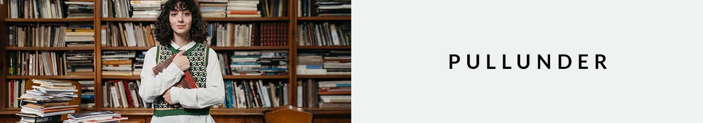 Frau in grünem Pullunder vor Bücherwand