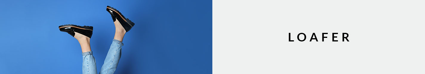 Beine mit Loafern vor blauem Hintergrund